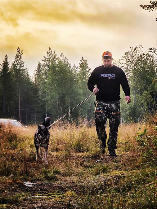 Repo Extreme College paita miehille mallin päällä metsällä