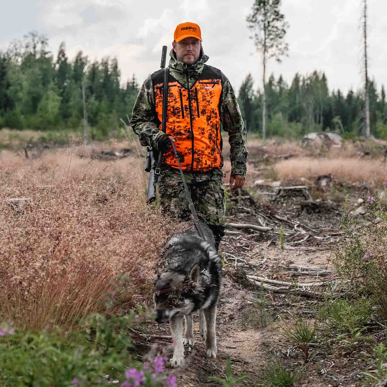 Halla Orange xFade metsästysliivi mallin päällä hirvijahdissa