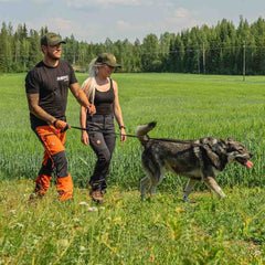 Naisten Black ulkoiluhousut ja miesten Orange ulkoiluhousut mallien päällä