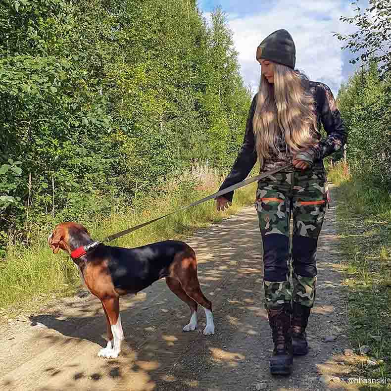 Naisten Camo ulkoiluhousut mallin päällä metsässä