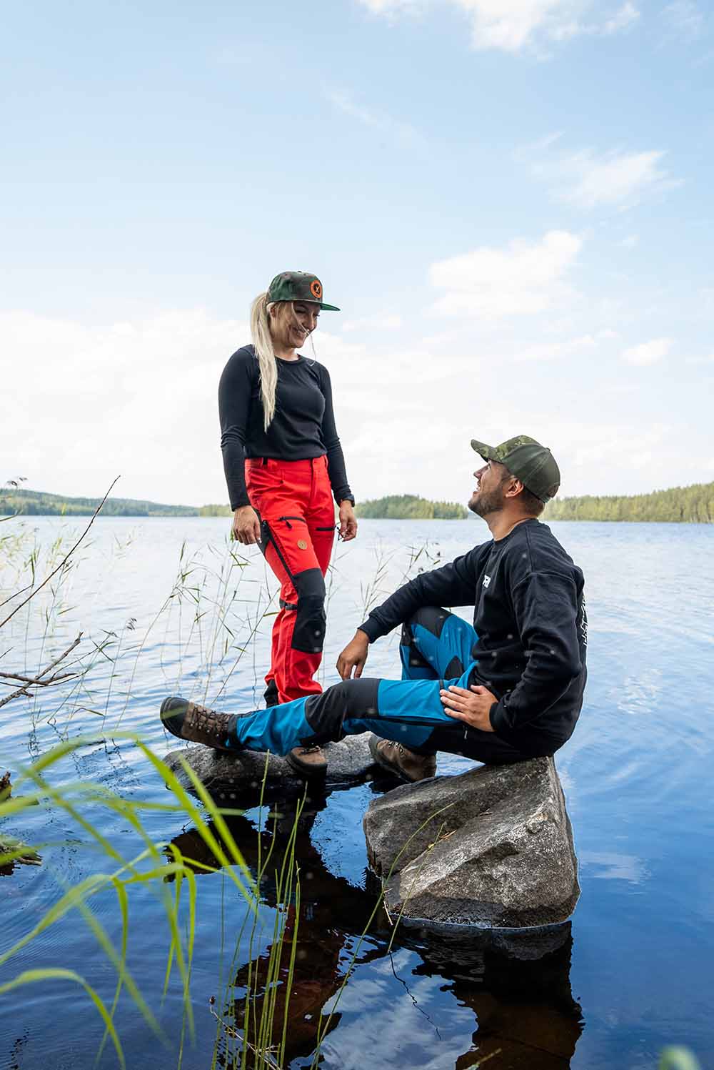 Nokko Blue ulkoiluhousut miehille ja Nokko Red ulkoiluhousut naisille