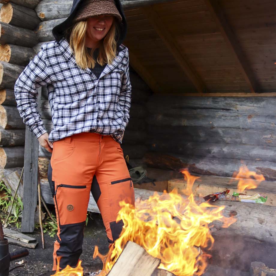 Nokko Orange ulkoiluhousut naisille - joustavuus