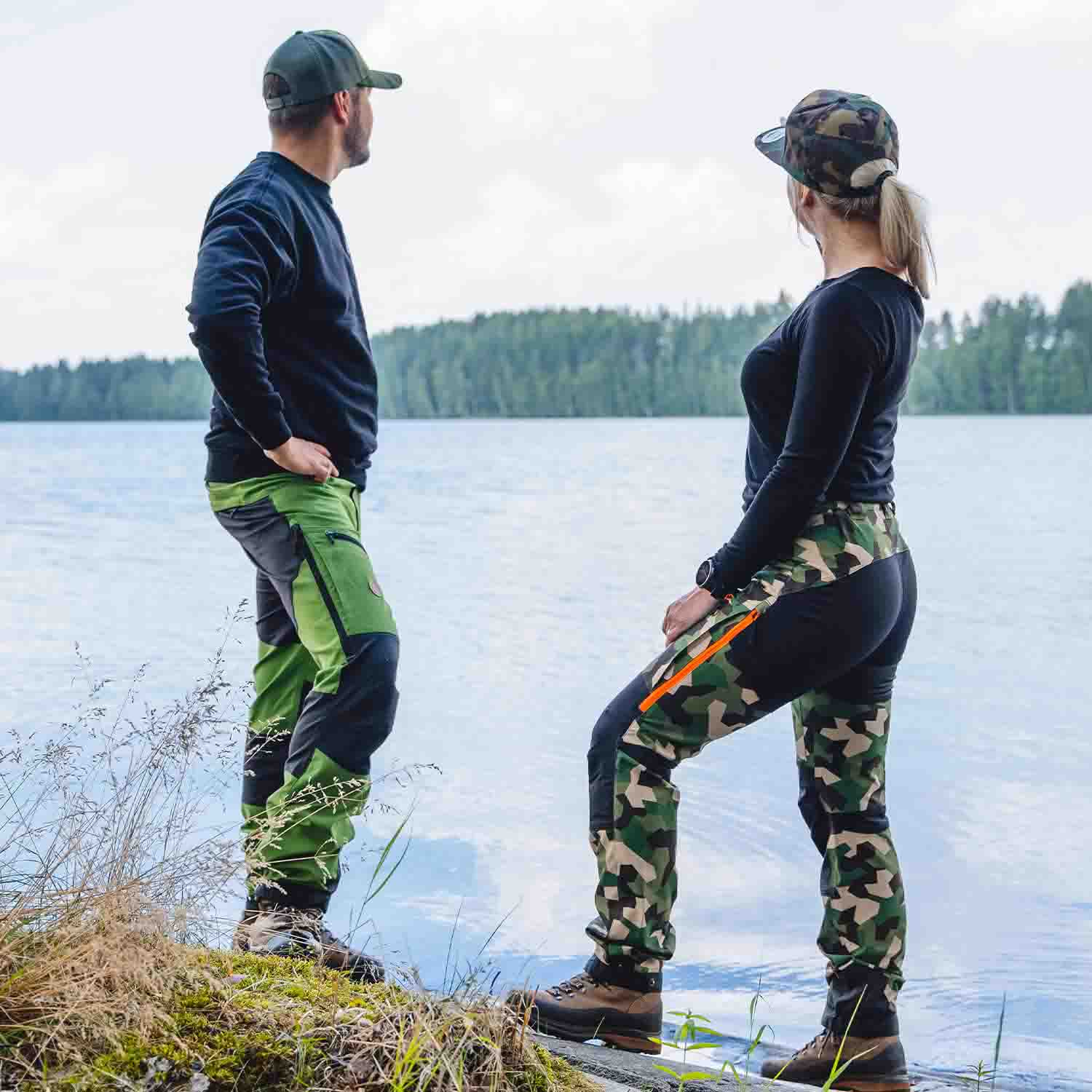 Nokko Camo ulkoiluhousut naisille sekä Nokko Green ulkoiluhousut miehille mallien päällä