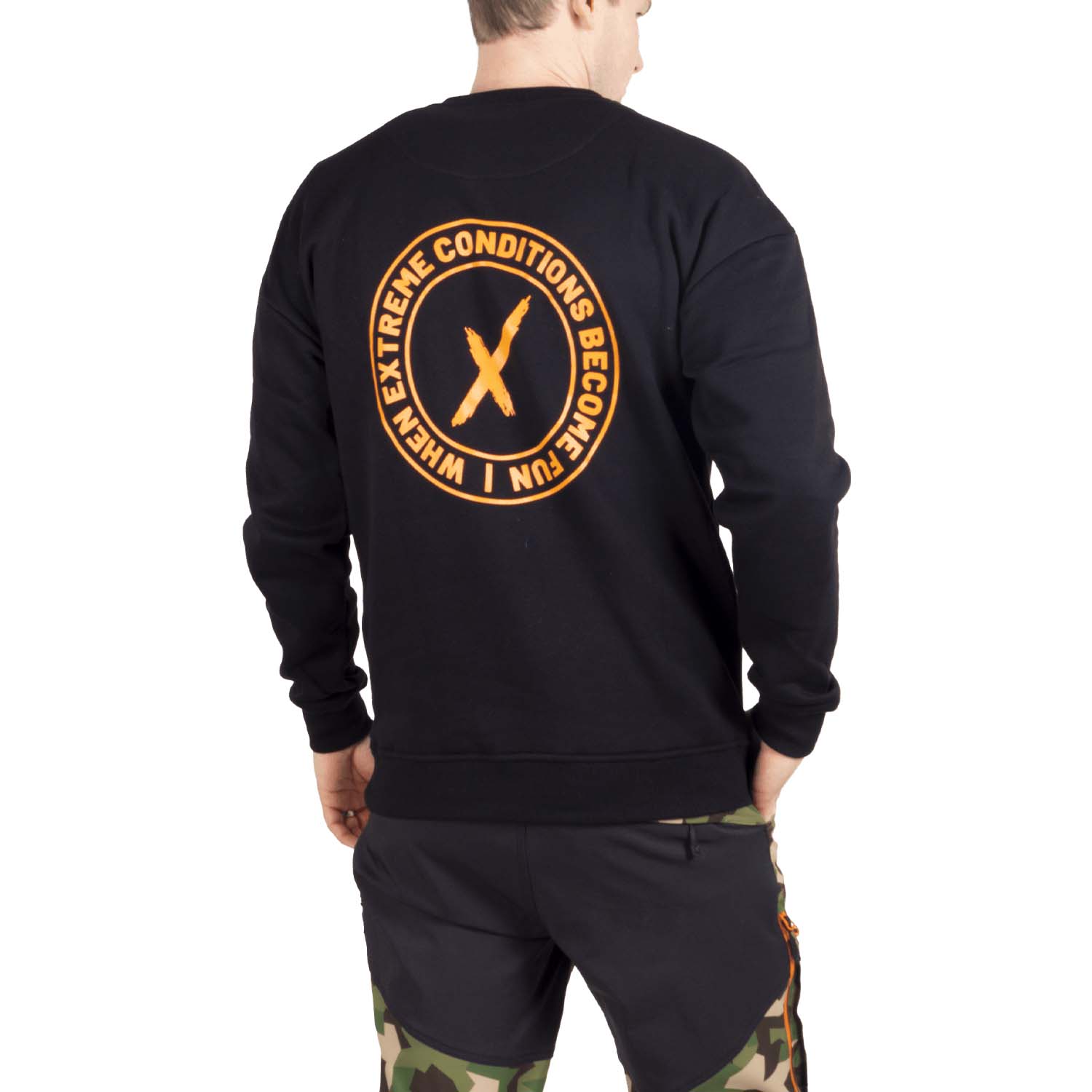 Repo miesten crewneck college takaa kuvattuna mallin päällä