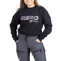 Repo naisten crewneck college edestä kuvattuna mallin päällä