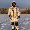 Naruska lumicamo metsästystakki pilkkijän päällä