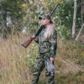 Repo Extreme Karelia Dark xFade metsästystakki naismallin päällä metsässä