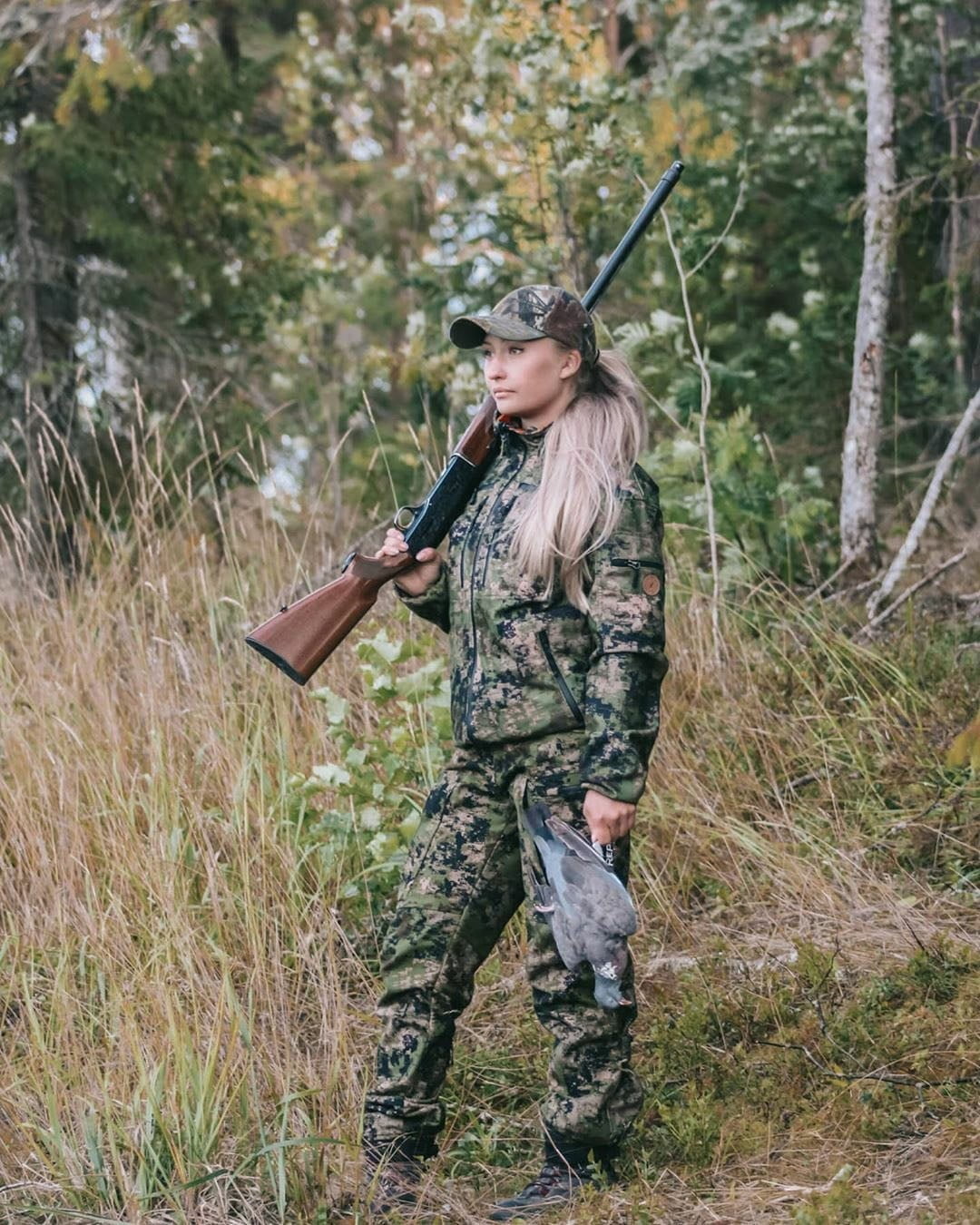 Repo Extreme Karelia Dark xFade metsästystakki naismallin päällä metsässä