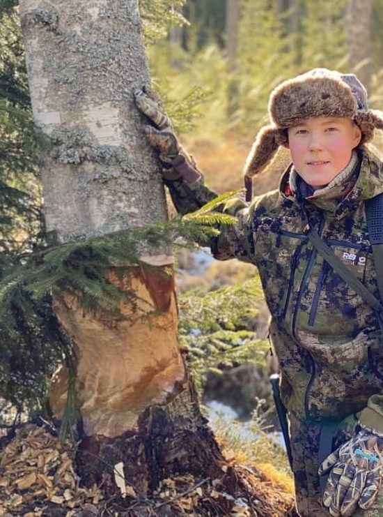 Karelia Dark xFade metsästyspuku metsästäjän päällä majavajahdissa