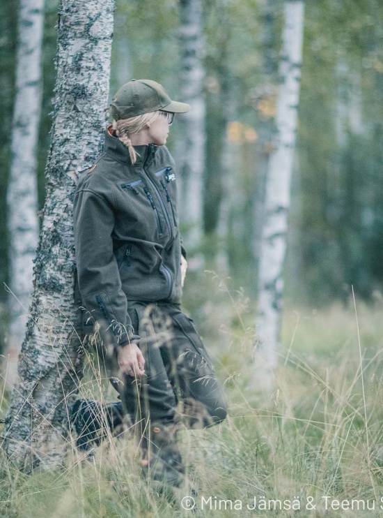 Repo Extreme Karelia Forest Green metsästyspuku mallin päällä kuvattuna metsässä