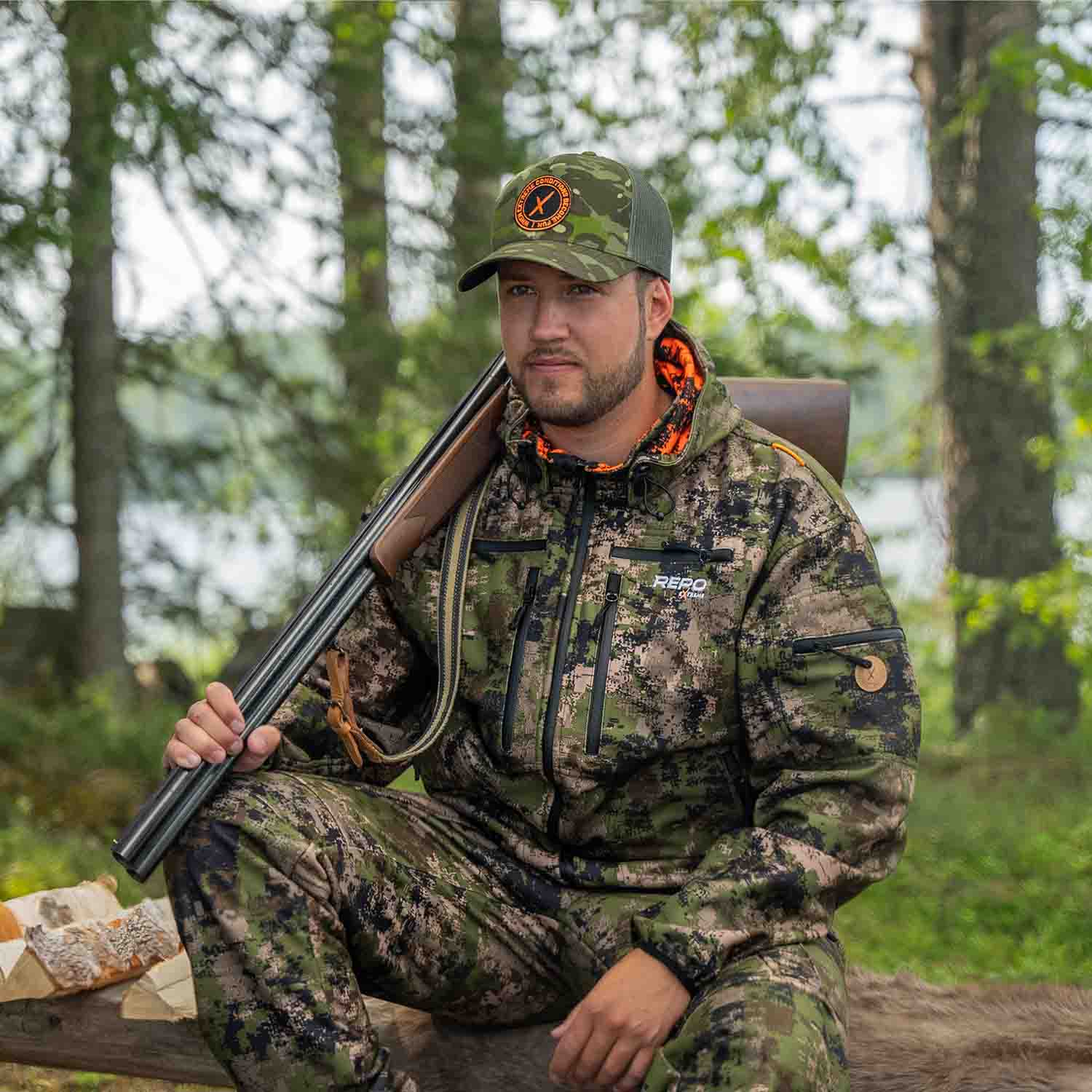 Karelia metsästyspuku ja Repo verkkolippalakki metsästäjän päällä