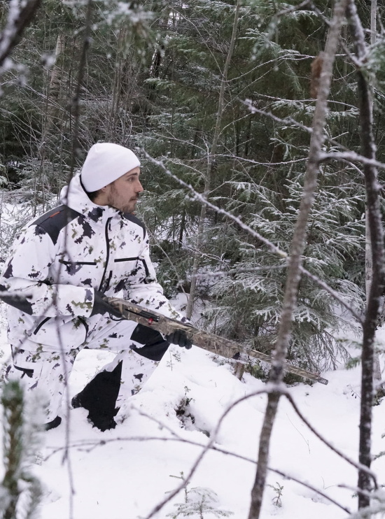 Hunter in action in winter with Naruska hunting suit