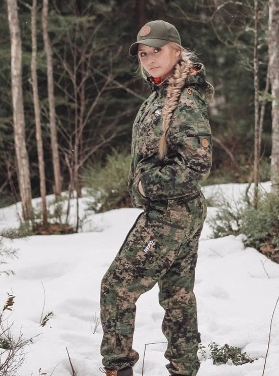 Repo Extreme Karelia Dark xFade hunting suit on female model