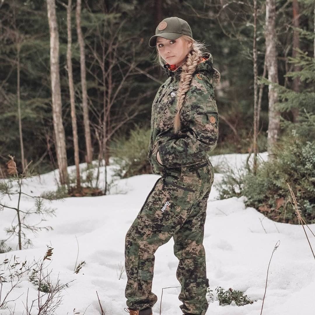 Repo Extreme Karelia Dark xFade hunting suit on female model