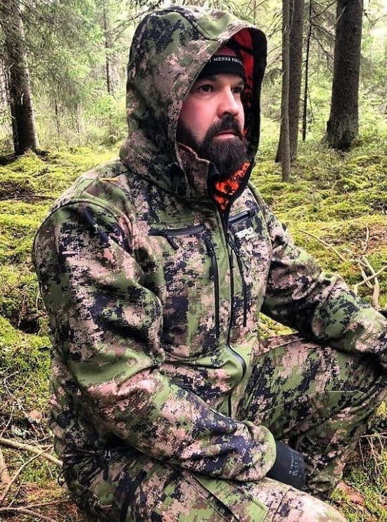 Repo Extreme Karelia Dark xFade metsästyspuku metsästäjän päällä passissa