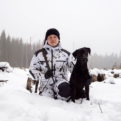 Naruska lumicamo metsästystakki metsästäjän päällä talvella