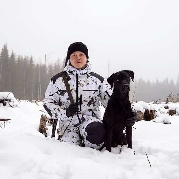 Naruska lumicamo metsästystakki metsästäjän päällä talvella