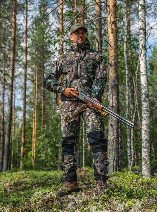 Alpha G1 M05 hunting trousers in the forest on a model