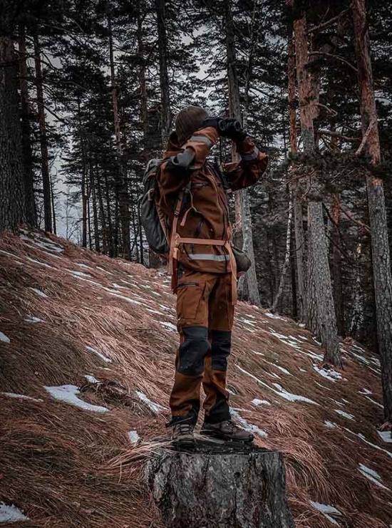 Bear Brown metsästyspuku mallin päällä metsässä
