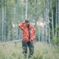 Karelia Dark xFade metsästystakki mallin päällä metsässä
