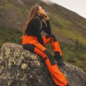Nokko Orange ulkoiluhousut naisille vuoristossa mallin päällä