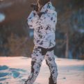 Naruska lumicamo metsästyspuku talvisessa maisemassa mallin päällä