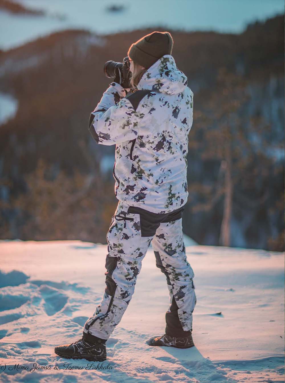 Naruska snowcamo hunting trousers on a model in the winter