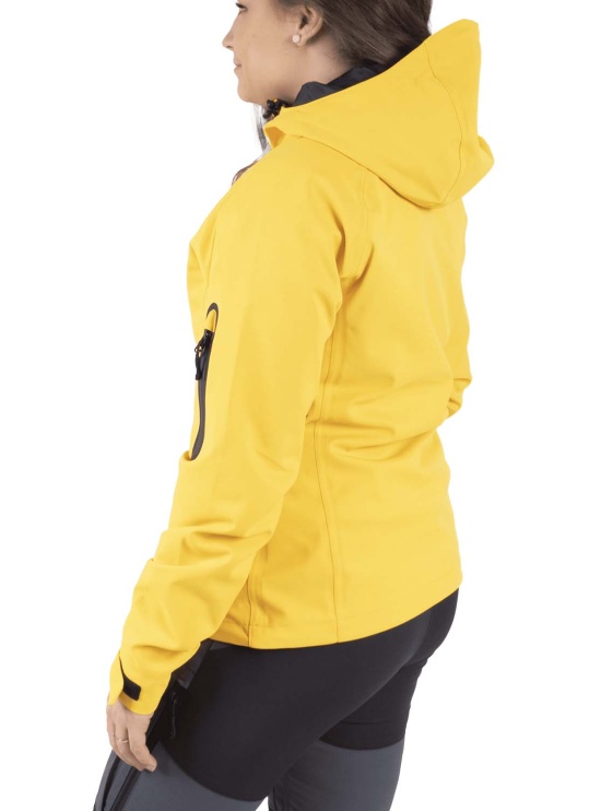 Nokko Yellow ulkoilutakki naisille sivusta kuvattuna mallin päällä