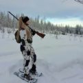 Naruska lumicamo metsästyspuku mallin päällä metsällä