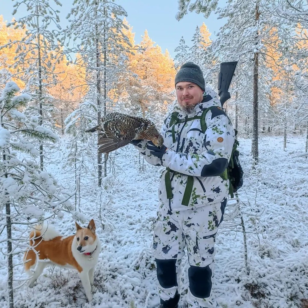 Repo Extreme Naruska lumicamo metsästyspuku miesmallin päällä metsällä